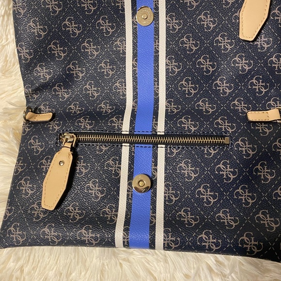 Guess two-way bag can be worn as clutch or crossbody. - Picture 2 of 8